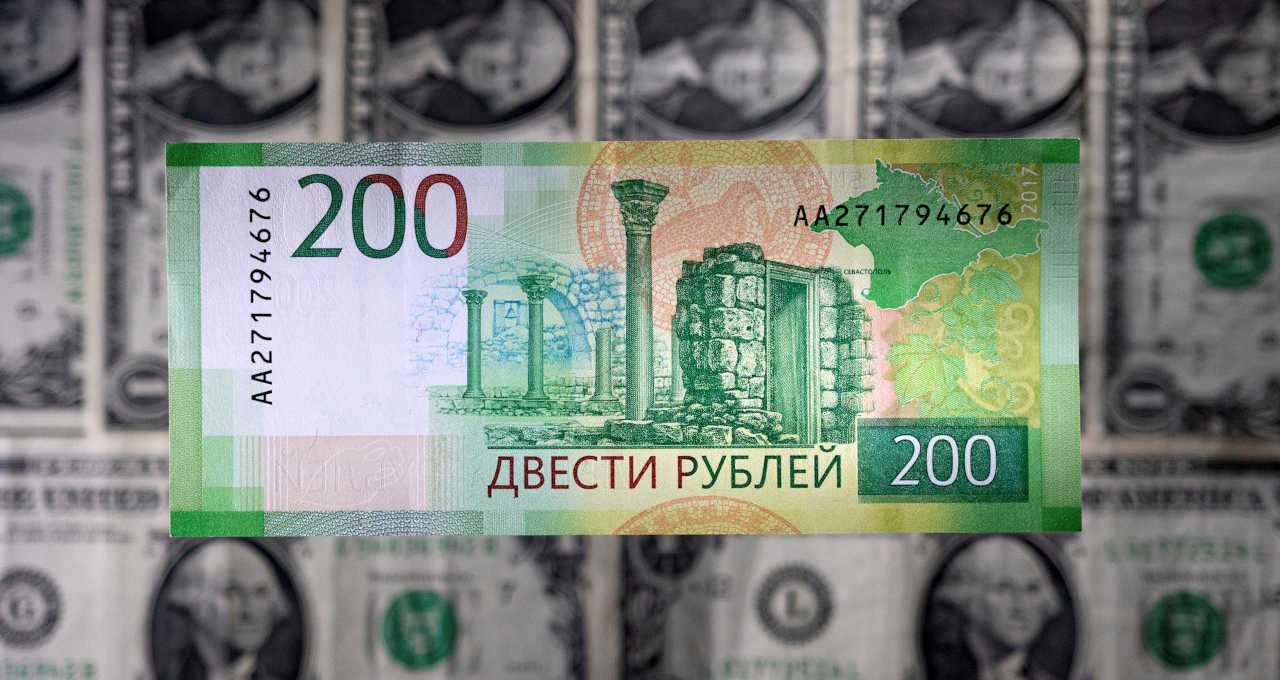 Nota de rublo russo sobre notas de dólar