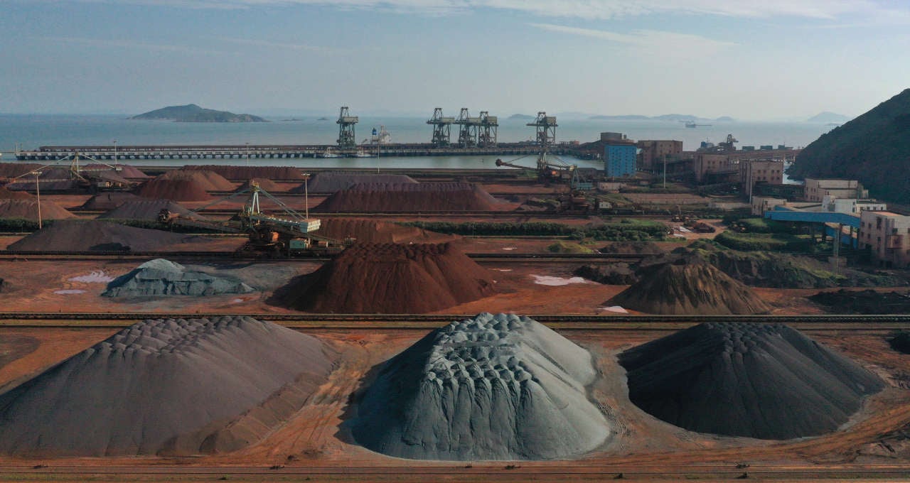 Minério de ferro no porto de Zhoushan, China