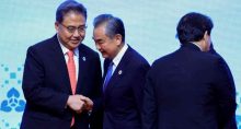 Ministros das Relações Exteriores da Coreia do Sul, Park Jin, e da China, Wang Yi