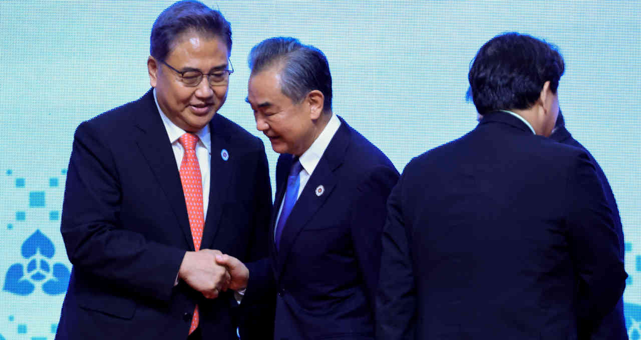 Ministros das Relações Exteriores da Coreia do Sul, Park Jin, e da China, Wang Yi