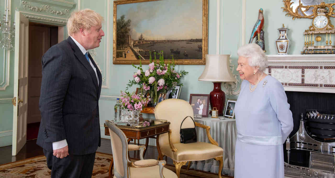 Rainha Elizabeth se encontra com o primeiro-ministro, Boris Johnson