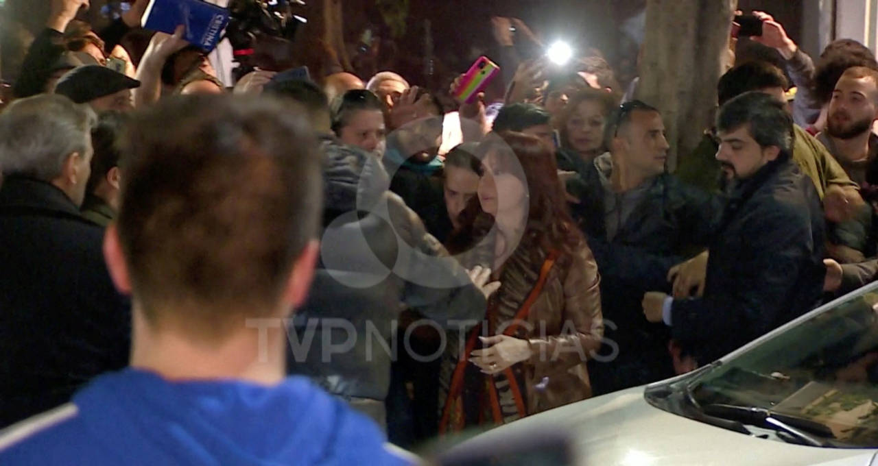 Cristina Kirchner é escoltada depois de atentado