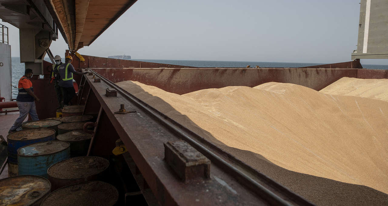 Navio leva grãos ucranianos para a África