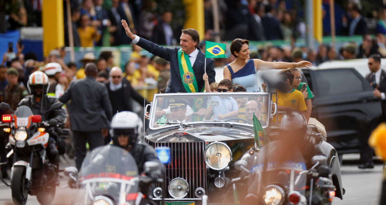 Bolsonaro chega para desfile cívico-militar em Brasília