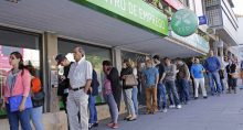 Pessoas esperam em fila de centro de emprego, em Sintra, Portugal