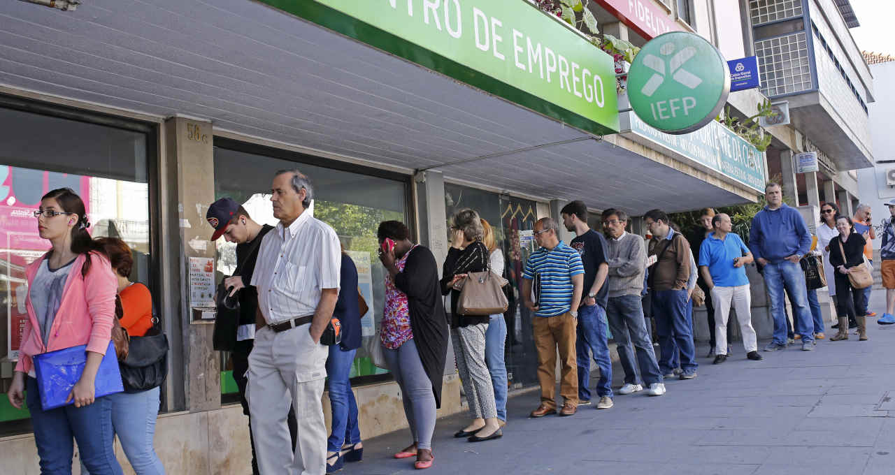 Pessoas esperam em fila de centro de emprego, em Sintra, Portugal