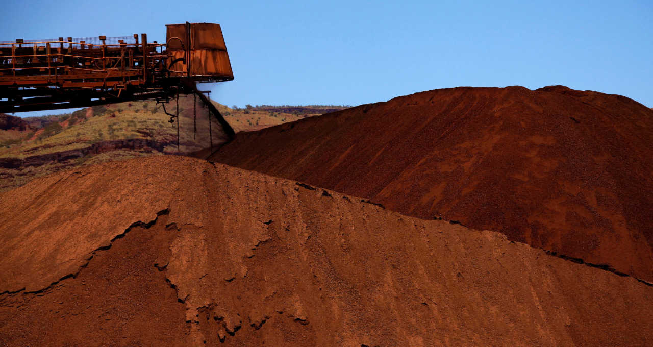 Empilhador descarrega minério de ferro em mina na região de Pilbara, na Austrália Ocidental