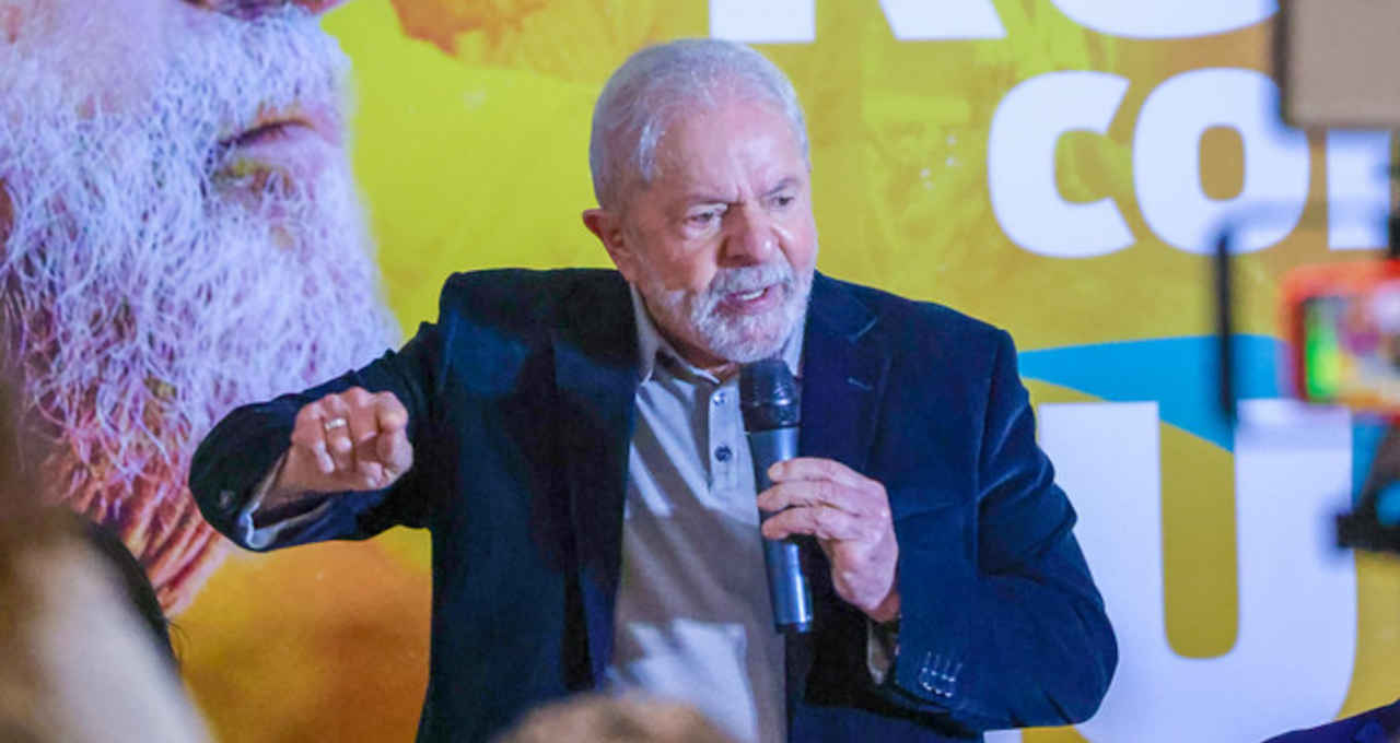 Lula discursando em evento para campanha eleitoral