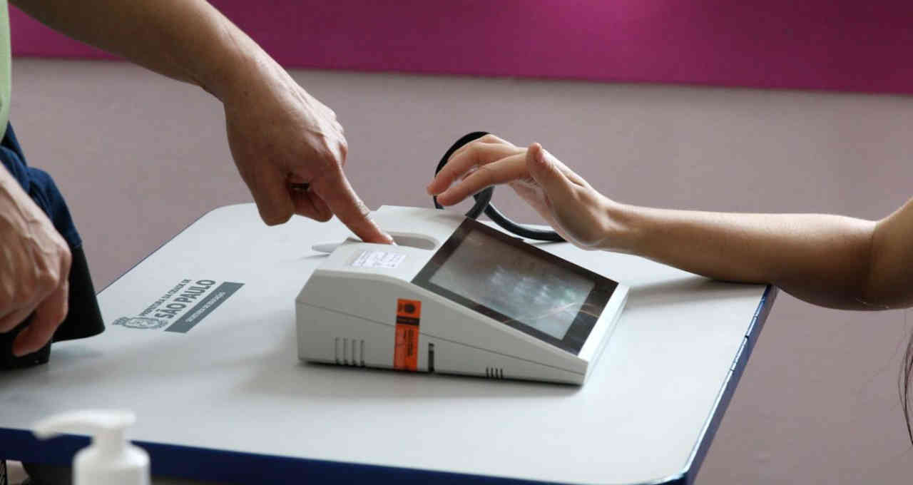 Urnas eletrônicas votação primeiro turno eleições eleição 2022 seção eleitoral