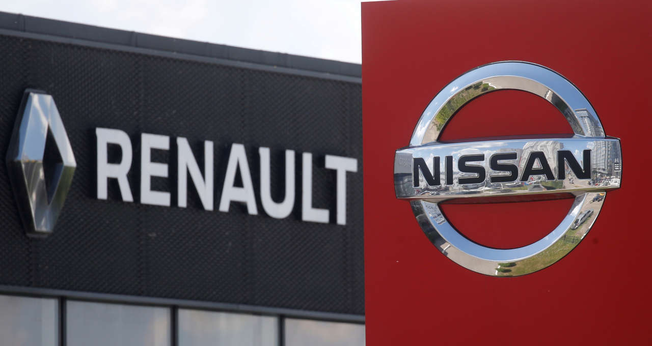 Logotipos das fabricantes de automóveis Nissan e Renault