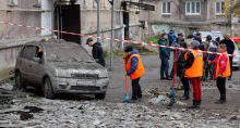 Funcionário removem destroços após bombardeio em bloco residencial em Makiivka, na Ucrânia