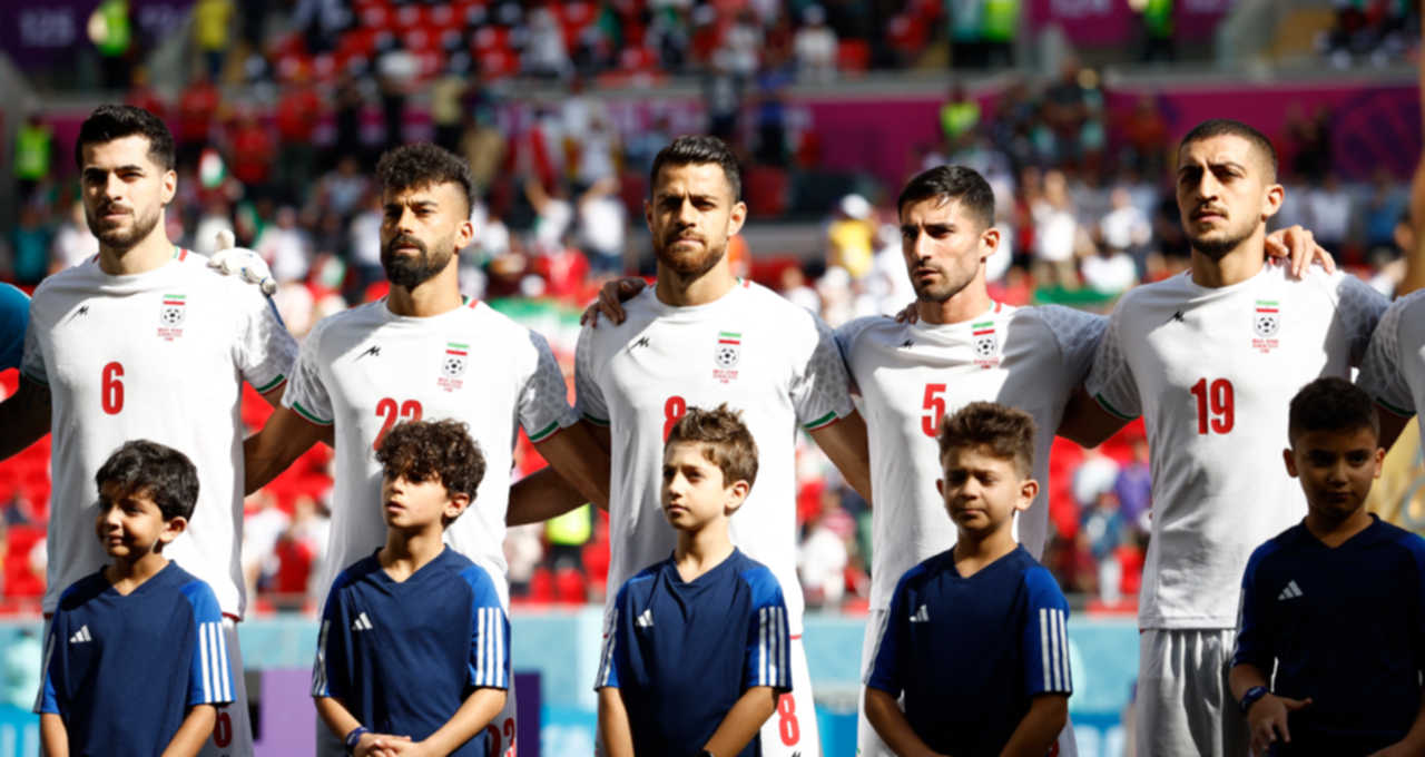Jogadores da seleção do Irã durante a execução do hino nacional do país antes da partida contra País de Gales pela Copa do Mundo do Catar