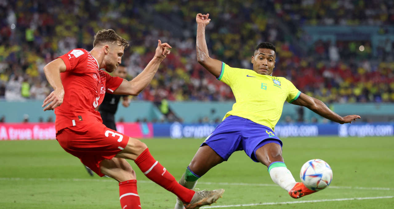 Alex Sandro lesiona quadril e está fora do próximo jogo do Brasil contra  Camarões