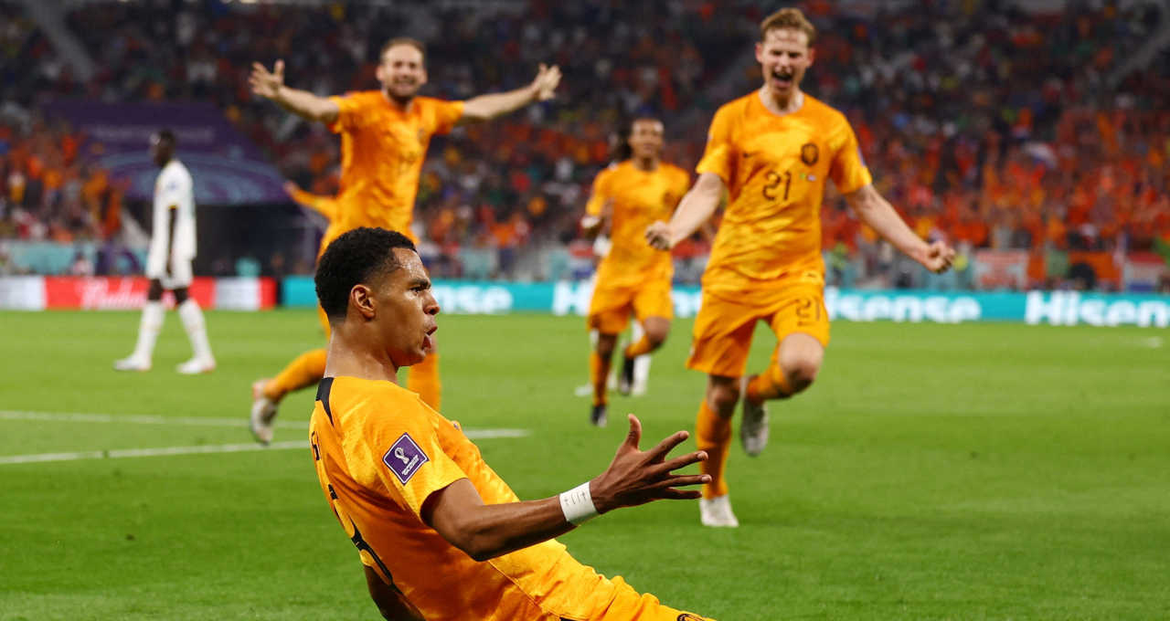 Copa do Mundo: Inglaterra goleia, Holanda vence no fim e