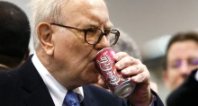 Warren Buffett tomando uma coca-cola