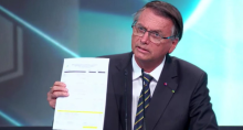 Bolsonaro segurando papel na mão