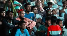 Paquistaneses assistem à Copa do Mundo
