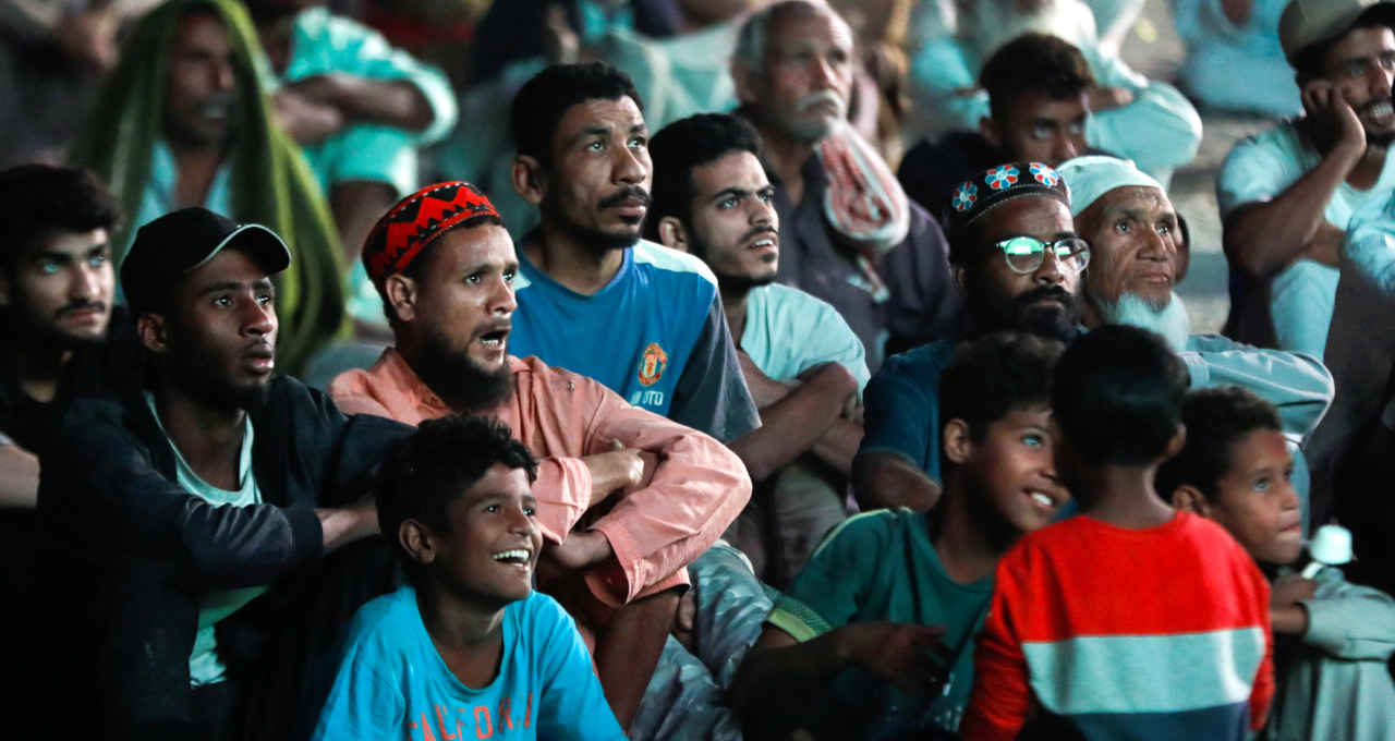 Paquistaneses assistem à Copa do Mundo