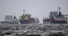 Navios aguardam inspeção no Bósforo