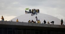 Atos antidemocráticos, Apoiadores do ex-presidente Jair Bolsonaro em cima do prédio do Congresso Nacional em Brasília após invadirem a sede do Legislativo
