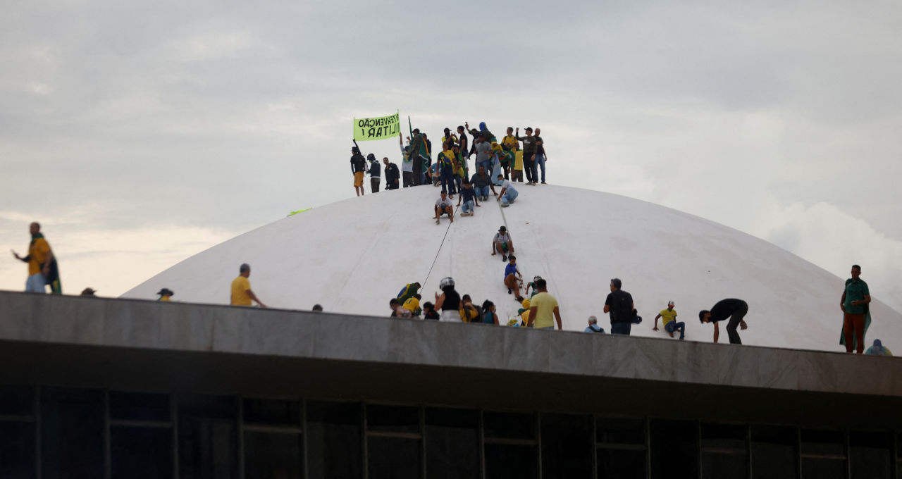 Apoiadores do ex-presidente Jair Bolsonaro em cima do prédio do Congresso Nacional em Brasília após invadirem a sede do Legislativo, atos antidemocráticos, bolsonaristas