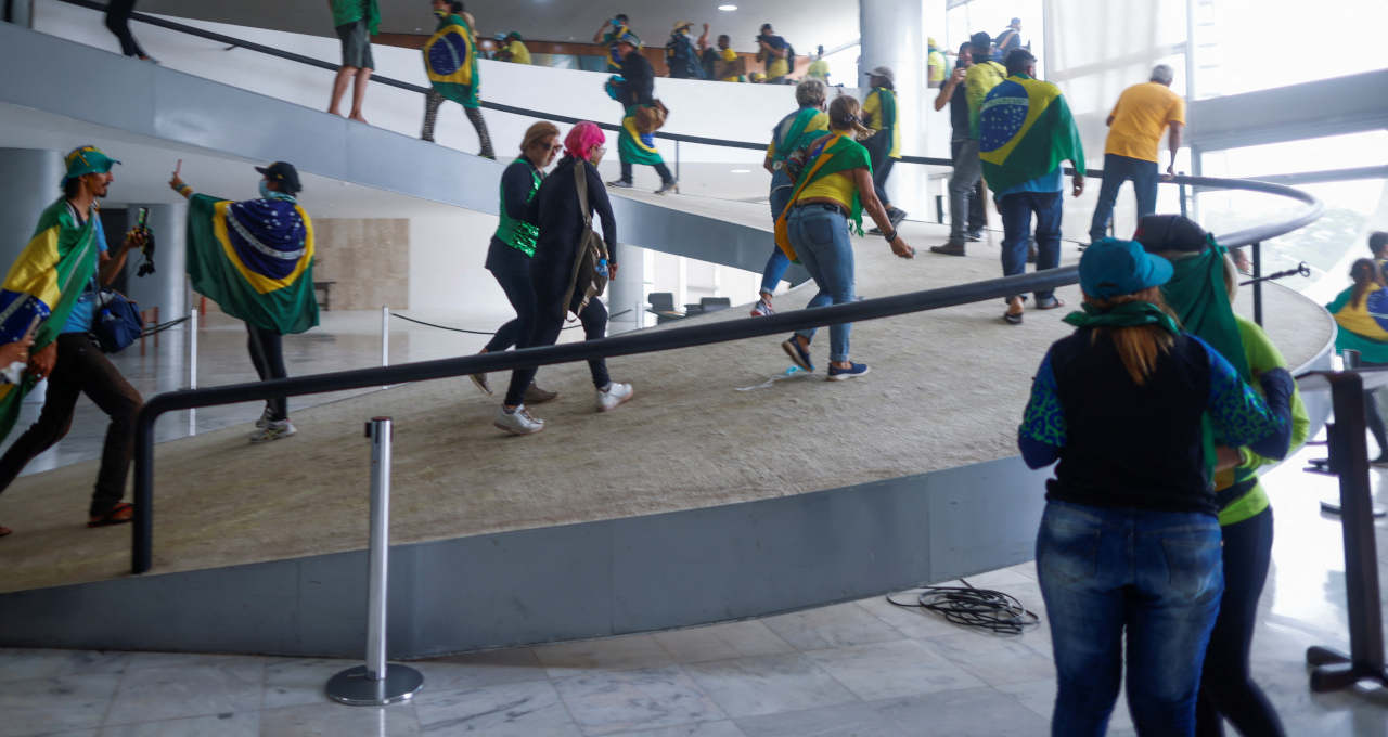 Brasília ataques terrorismo depredação antidemocráticos bolsonaristas palácio do planalto