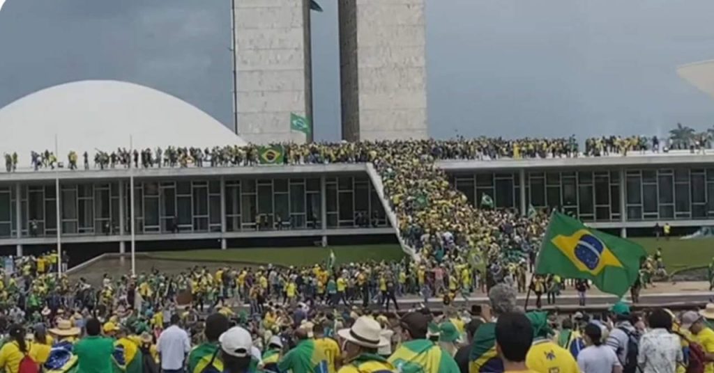 URGENTE Bolsonaristas invadem área do Congresso; veja vídeos