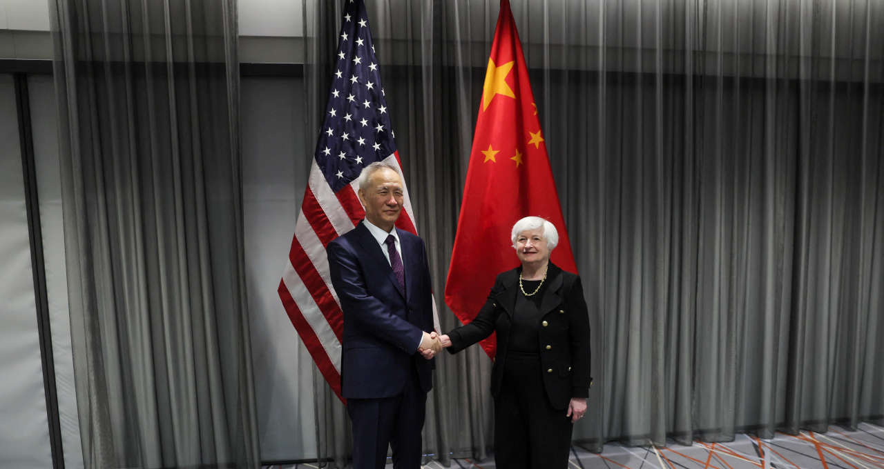 Janet Yellen, cumprimenta o vice-primeiro-ministro chinês, Liu He