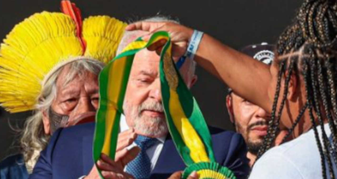 Luiz Inácio Lula da Slva posse 1º janeiro 2023 terceiro mandato Brasília fotos imagens cerimônia recebe faixa presidencial