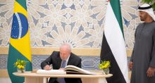 Lula assina livro de visitas durante visita aos Emirados Árabes Unidos