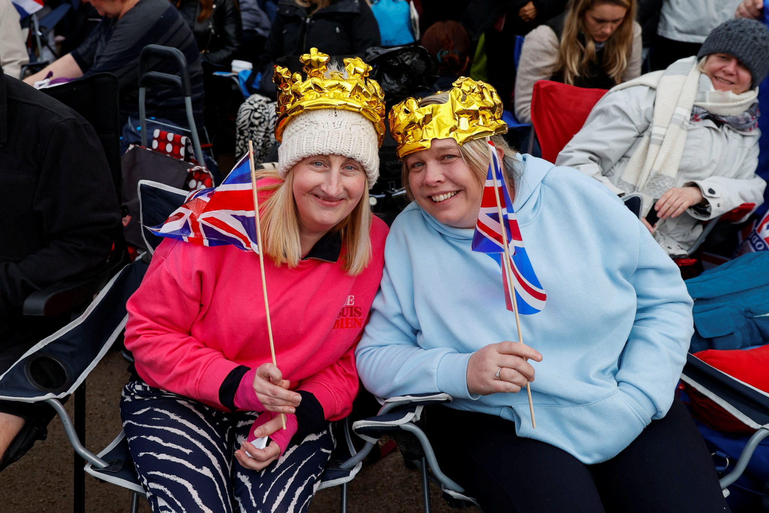 Pessoas esperam para assistir à procissão do rei Charles do Reino Unido para sua cerimônia de coroação. REUTERS/Stephanie Lecocq