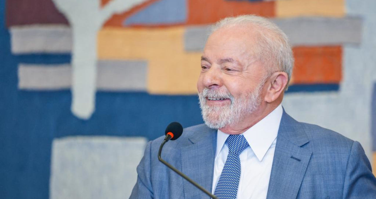 Lula tá imitando o Bolsonaro e tá fazendo lives, só que a live