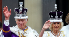 Rei Charles e da Rainha Camilla na varanda do Palácio de Buckingham após cerimônia de coroação. REUTERS/Hannah McKay