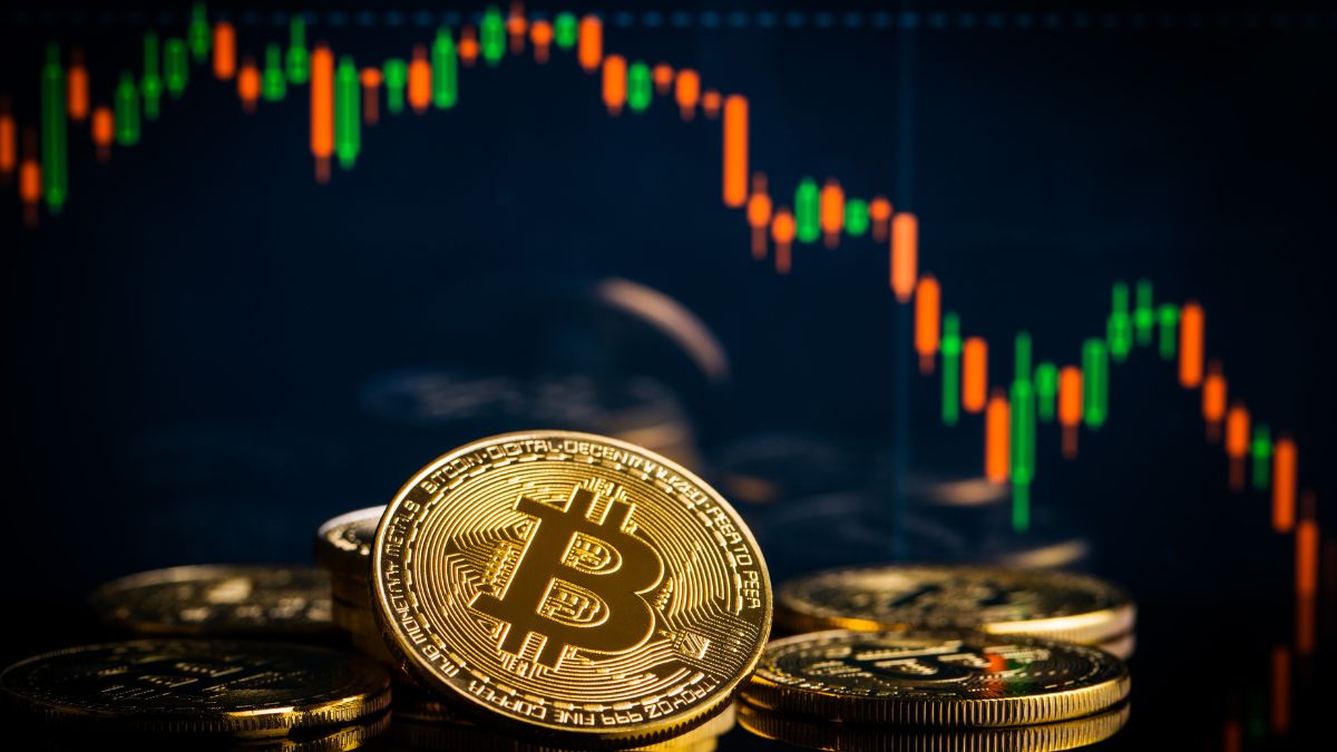 Bitcoin se valoriza e bate recordes; entenda o que é e os riscos de  investir, Economia
