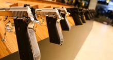 Pistolas da Taurus na loja AMTT (Armas, Munições, Tiro e Treinamento), da Taurus Armas, em Brasília (DF).