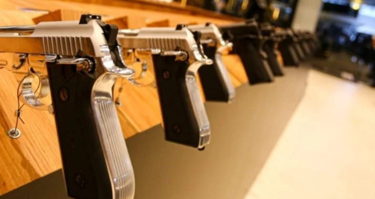 Pistolas da Taurus na loja AMTT (Armas, Munições, Tiro e Treinamento), da Taurus Armas, em Brasília (DF). 