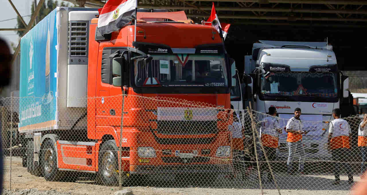 Caminhões entram na Faixa de Gaza com ajuda humanitária, em meio à guerra de Israel contra o Hamas na Palestina 21 outubro 2023