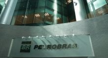 Logo da Petrobras em prédio da companhia no Rio de Janeiro