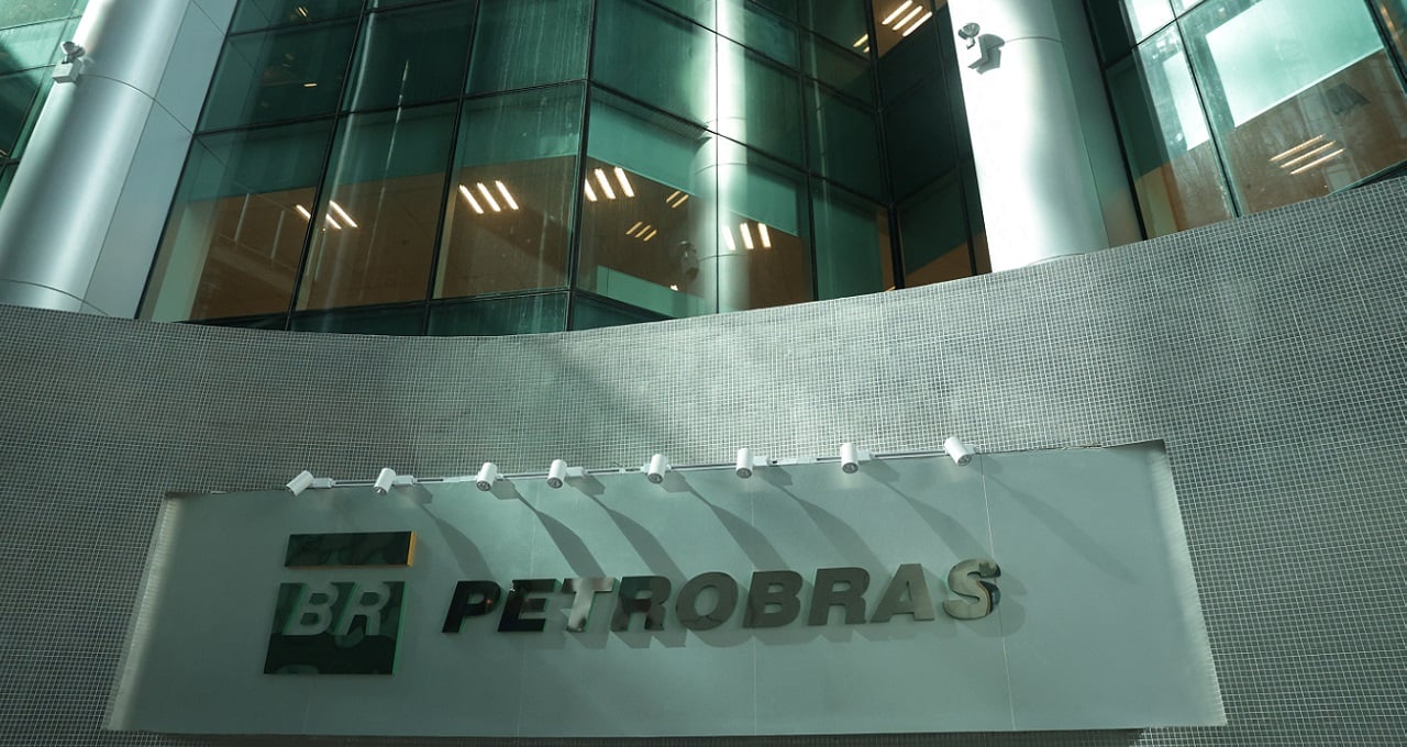 Logo da Petrobras em prédio da companhia no Rio de Janeiro