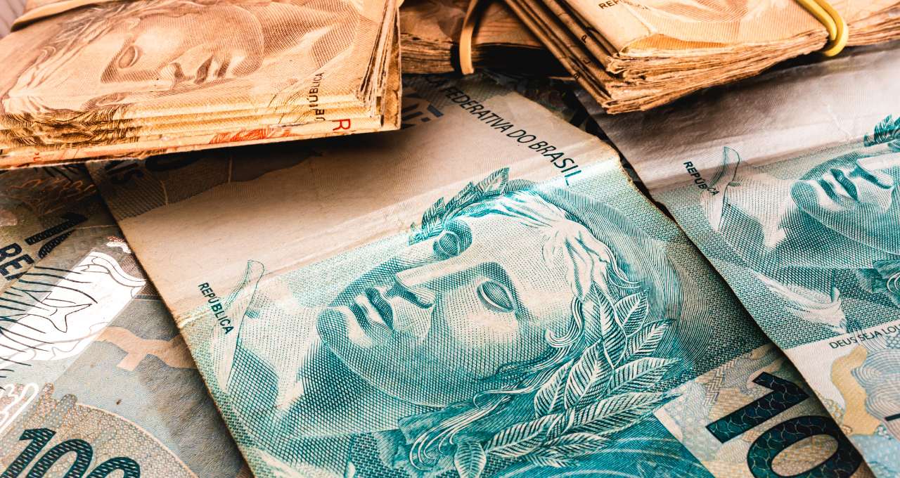 Dólar interrompe sequência de ganhos após BC voltar a marcar