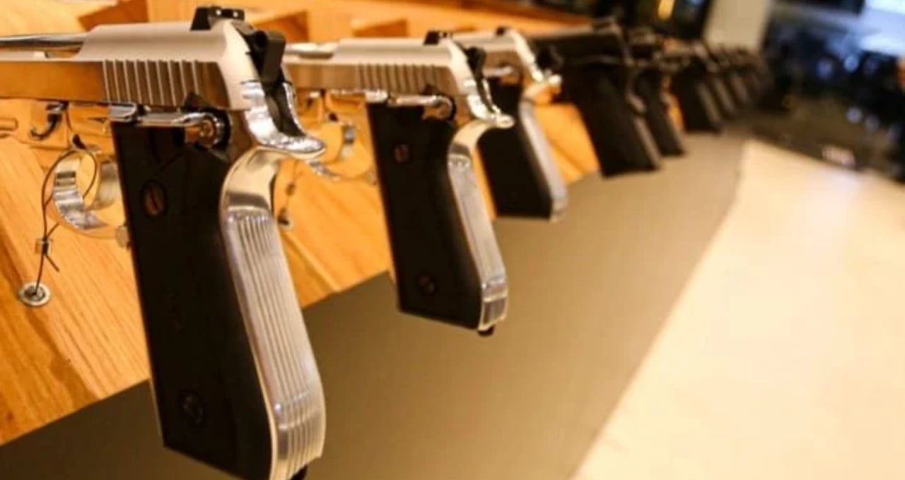 Loja da Taurus em Brasília, com mostra de pistolas