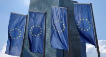 Bandeiras da UE no prédio do Banco Central Europeu em Frankfurt
