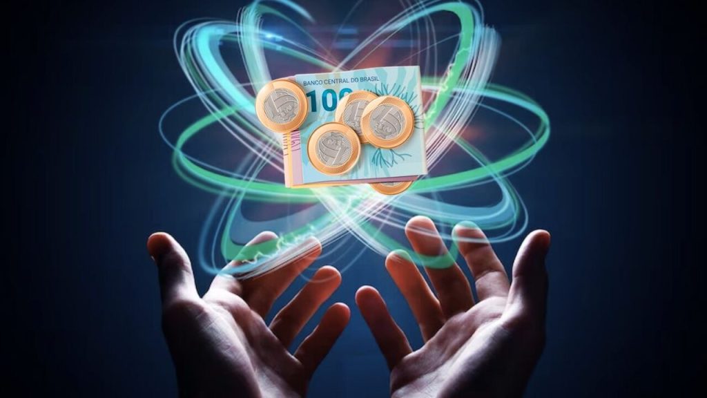 Imagem mostra duas mãos segurando um átomo com notas de dinheiro onde seria o núcleo