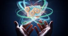 Imagem mostra duas mãos segurando um átomo com notas de dinheiro onde seria o núcleo