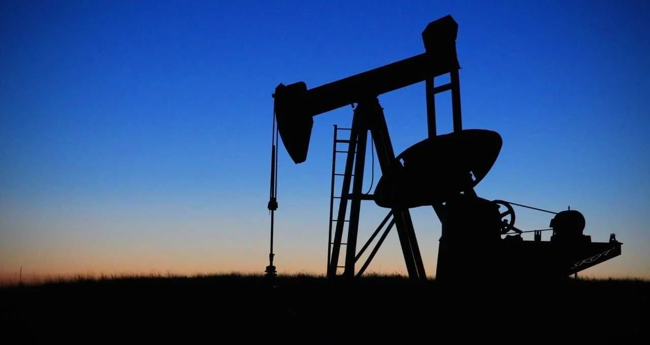 petróleo 17 04 recua dados economicos tensões oriente médio