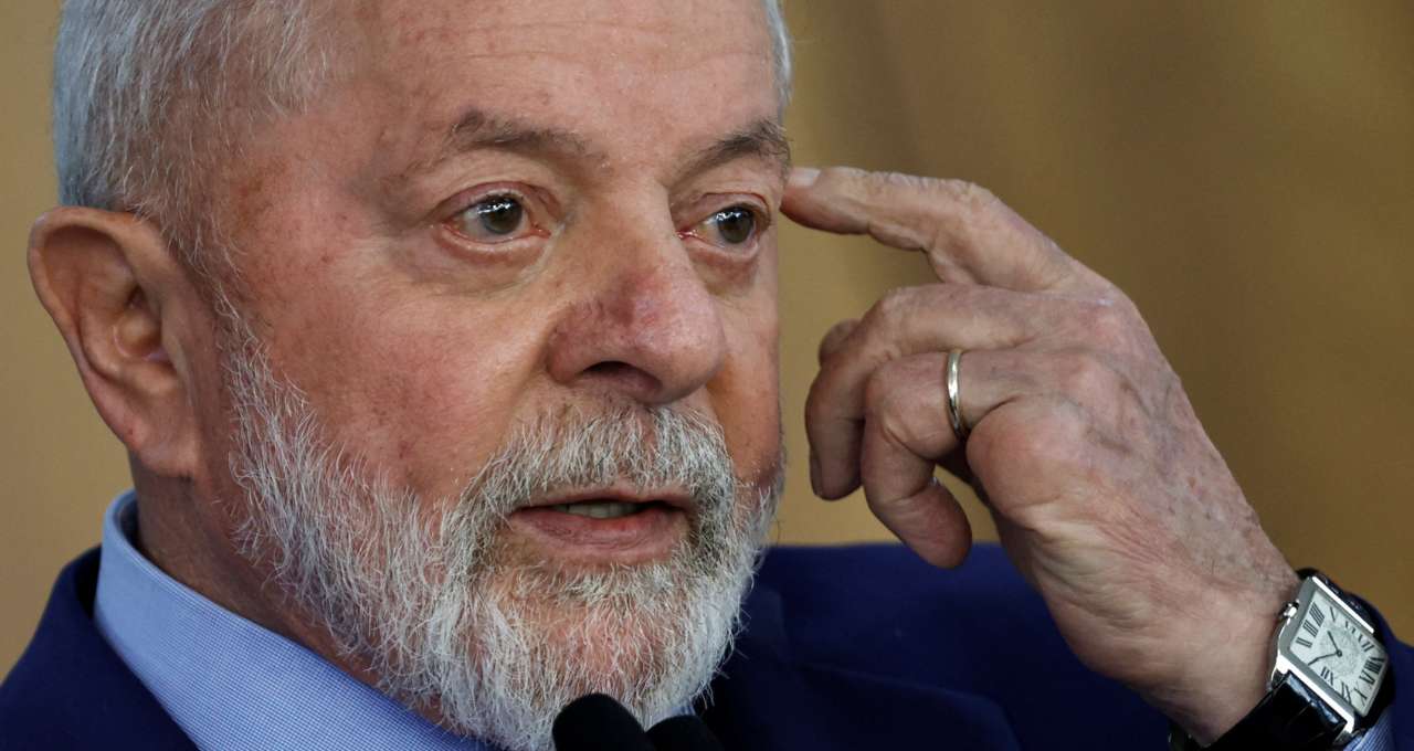 Lula cobra menos volatilidade no preço da gasolina, após reajuste da ...