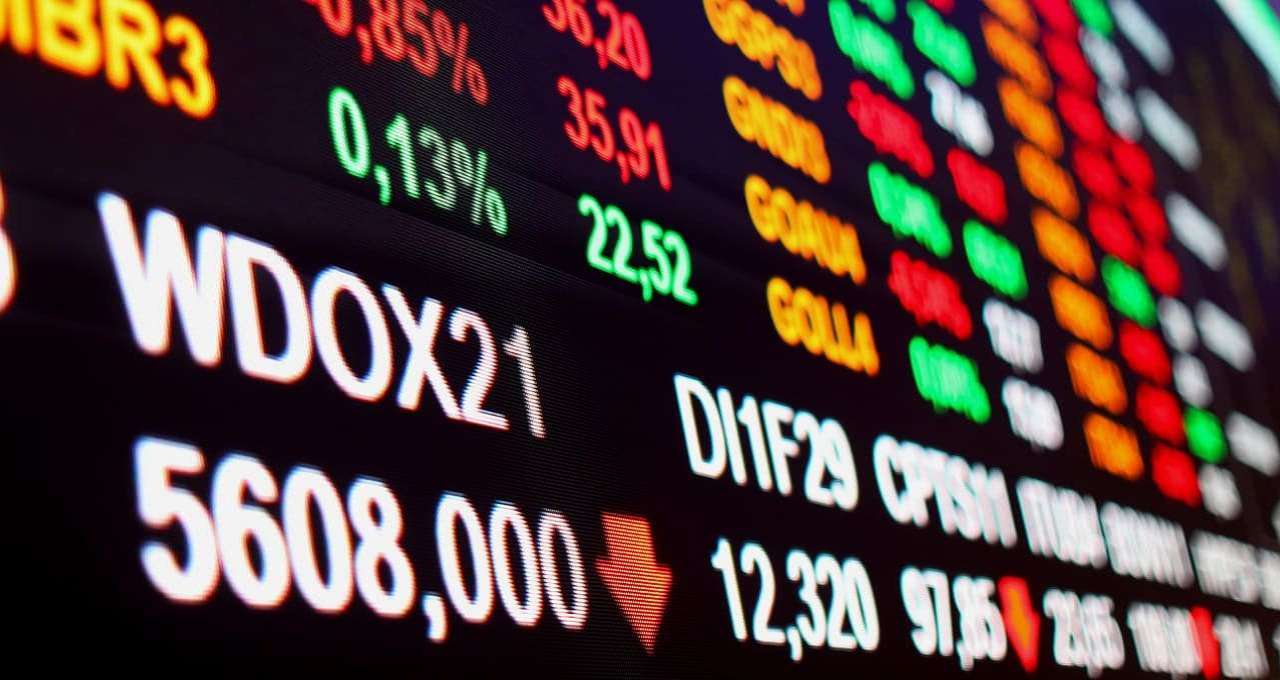 Ibovespa fecha em leve queda com Wall Street e falas de Campos Neto; dólar cai a R$ 5,69