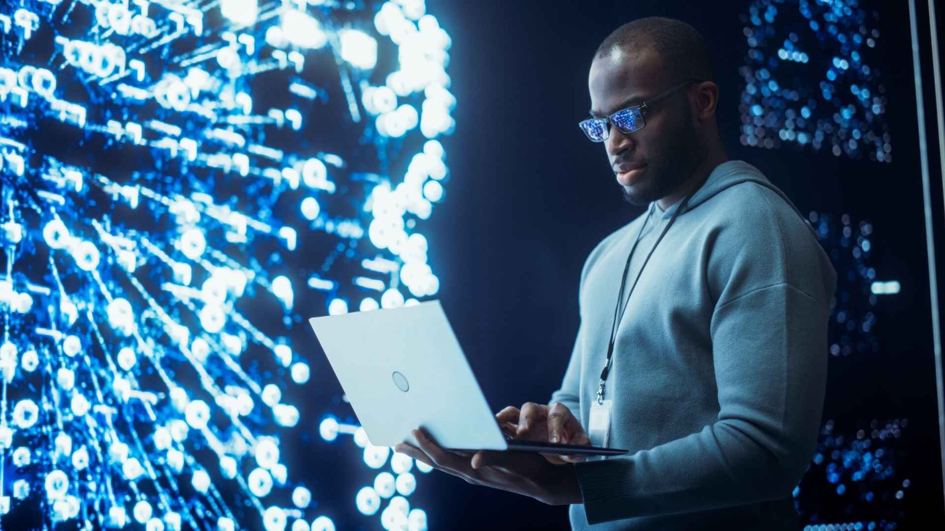 Retrato de um jovem negro trabalhando em um computador portátil