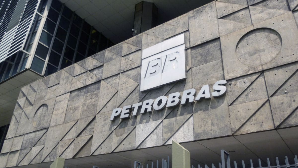 Petrobras (PETR4) atinge 1 milhão de acionistas individuais – ainda vale a pena investir? Analista responde